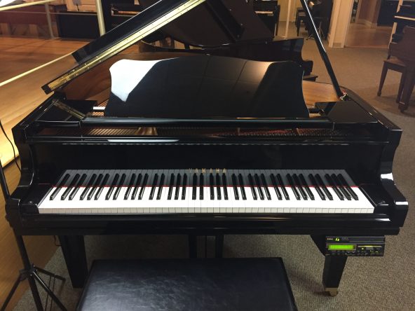 Yamaha GC1 Polished Ebony used baby grand