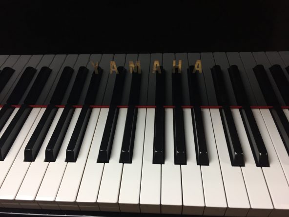 Yamaha GC1 Polished Ebony used baby grand